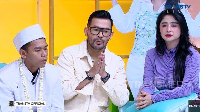 Dewi Perssik saat ngobrol dengan Fahmi terkait pernikahannya yang bertahan sehari