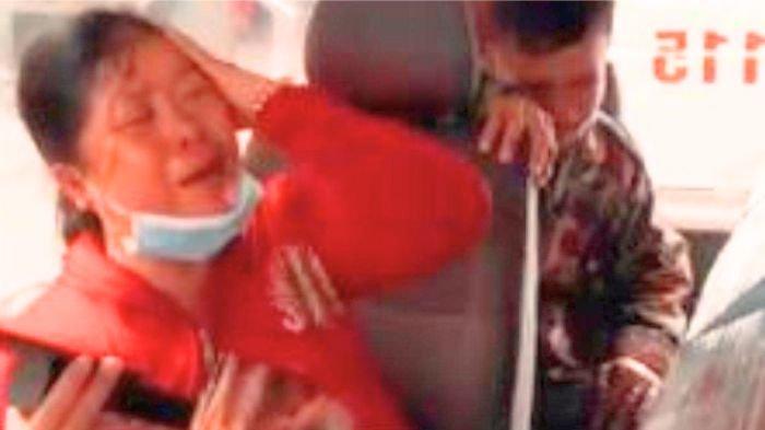 Di dalam ambulans, tangis Lee dan istri pecah