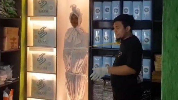 'Dicheckout Sebelum Meninggal Kak' Pria Jualan Kain Kafan Pakai Model Pocong, Pembeli Sampai Taiwan