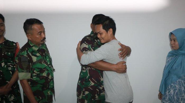 Dispenau Pengemudi taksi online yang cekcok dengan tiga personel TNI yang bertugas melakukan Pengamanan Bandara Internasional Sultan Hasanuddin Makassar berpelukan tanda berdamai pada Sabtu (29/6/2024).