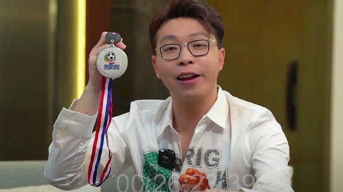Dokter dokter Richard Lee menunjukkan medali AFF yang dibeli dari Kurnia Meiga
