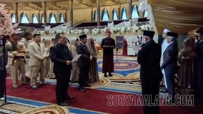 Dokter sekaligus selebgram level Surabaya, dr Firyal Nadiah Rahmah M Biomed, menggelar pernikahan dengan dokter Ryan di gedung lantai 4 Graha Universitas Negeri Surabaya (Unesa), Sabtu (12/8/2023). Pasangan itu memakai perkataan 