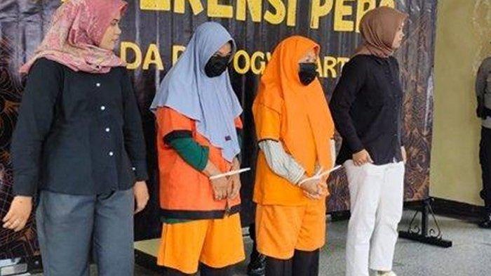 Dua bidan tersangka jual beli bayi dihadirkan saat jumpa pers di Mapolda DIY, Kamis 12 Desember 2024