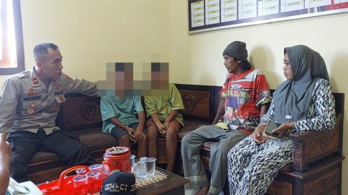 Dua bocah yang nekat ke Jakarta pasca dijemput dan berada di Mapolsek Pangarengan, Kabupaten Sampang, Madura, Selasa (21/11/2023).