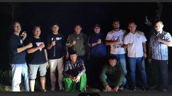 Dua pelaku (jongkok) pembunuhan terhadap pendukung sekaligus saksi Paslon Nomor Urut 2 Slamet Junaidi-Ahmad Mahfudz (Jimad Sakteh) saat diamankan polisi di wilayah Kecamatan Ketapang, Kabupaten Sampang, Madura.