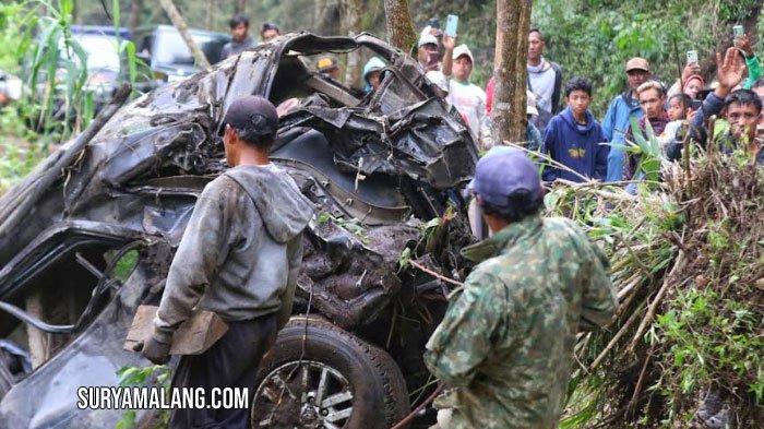 Sejumlah petugas kepolisian dan TNI dibantu relawan melakukan evakuasi mobil jenis Toyota Fortuner B 1683 TJG di jurang kawasan hutan Balai Besar Taman Nasional Bromo Tengger Semeru (TNBTS), di Dusun Jarak Ijo, Desa Ngadas, Kecamatan Poncokusumo, Kabupaten Malang, Jawa Timur, Selasa (14/5/2024). Akibat kejadian kecelakaan tersebut mengakibatkan empat korban meninggal dunia dan lima penumpang mengalami luka-luka.