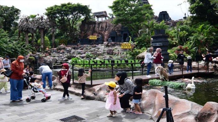 Wisatawan menikmati wahana saat libur tahun baru di Eco Green Park (Jawa Timur Park Group), Kota Wisata Batu, Jawa Timur Sabtu (31/12/2022).