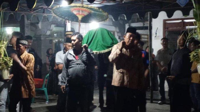 Een Jumianti dimakamkan di Desa Purworejo, Kecamatan Ngunut, Tulungagung, Senin (2/12/2024).
