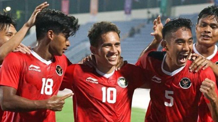 Egy Maulana Vikri (tengah) bersama rekan-rekannya saat membela Timnas Indonesia U-23 di SEA Games 2021.
