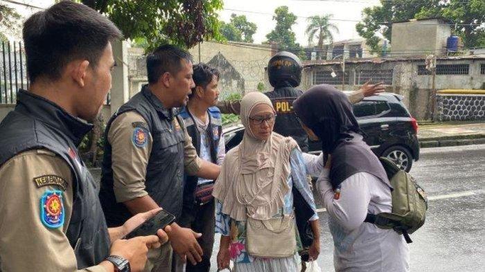 Emak-emak pengemis yang viral berhasil diamankan petugas Dinsos Kota Bogor (TribunnewsBogor/Rahmat Hidayat)