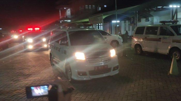 Empat jenazah korban carok di Bumianyar yang dibawa 3 mobil ambulans tiba di Kamar Pemulasaran Jenazah RSUD Syamrabu
