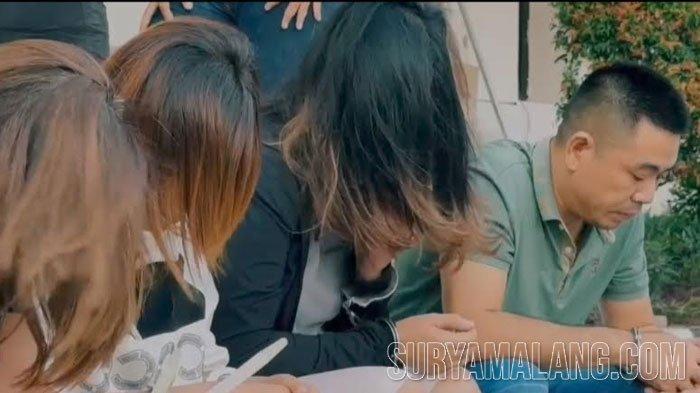 Empat orang asal Tiongkok atau China memeras perempuan 60 tahun asal Kutisari, Surabaya hingga mengalami kerugian Rp 500 juta. Mereka bernama Lili alias Ame (51),  San San (43), Jony (49) dan Jeny (43). Modusnya, mereka mengaku memiliki kemampuan supranatural untuk mengobati semua penyakit dan mengusir jin.