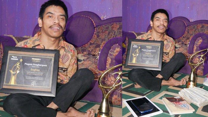 Engkus mampu menguasai Bahasa Inggris di tengah keterbatasannya. Bahkan dia juga mengajarkan orang lain. 