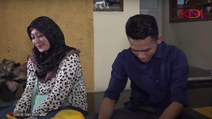 Fahmi Husaeni dijodohkan dengan Teh Ende oleh Dedi Mulyadi, bahkan dalam pertemuannya mereka saling tersipu malu sampai akhirnya mereka bercengkrama mengenal satu sama lain dan menceritakan kisah asmaranya (Istimewa/Tangkapan layar)