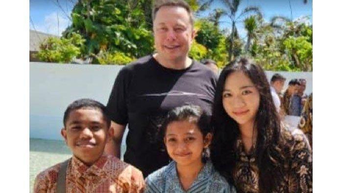 Felicia Dahayu (tengah) siswi SD Banyuwangi membuat Elon Musk kagum