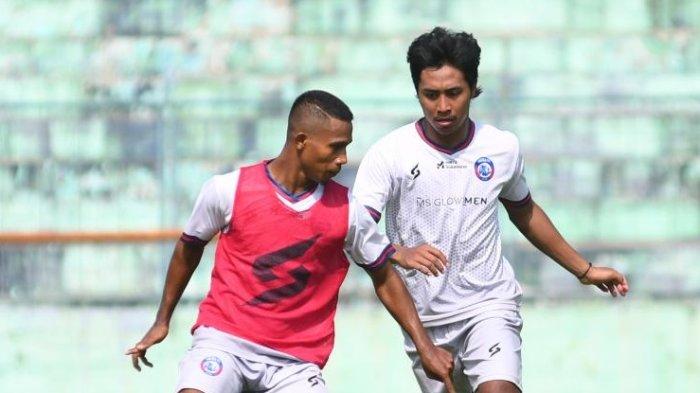 Flabio Soares (pakai rompi) saat latihan bersama pemain Arema FC di Stadion Gajayana, Kota Malang.
