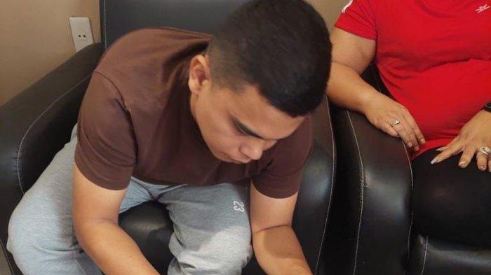 Foto diduga oknum TNI Praka R L dan Juliana Purba saat menerima uang sebesar Rp 1,4 Miliar dari Lestina Barus di Magelang. Uang diserahkan untuk meluluskan anak Lestina menjadi taruna Akademi Kepolisian (Akpol). (HO) ()