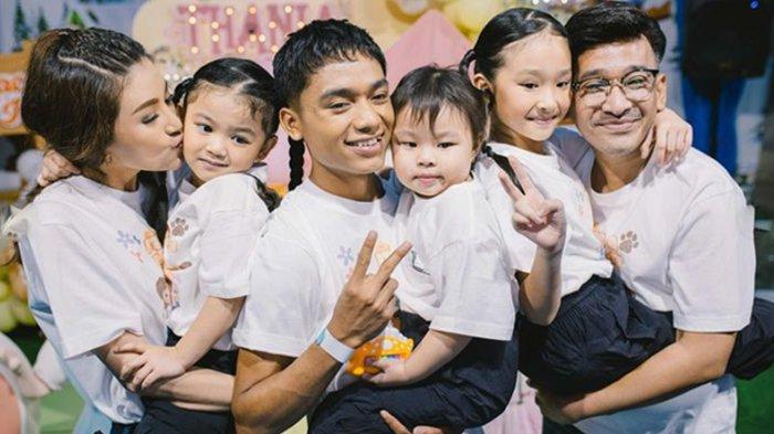 Foto foto Sarwendah dan Ruben Onsu ketemu di ulang tahun Thalia dan Thania 1