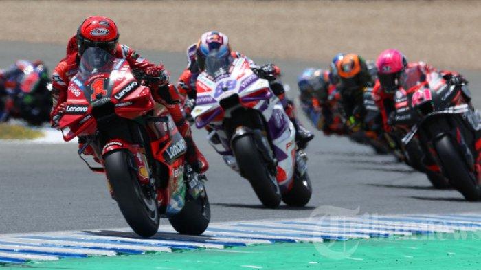 Persaingan pembalap Ducati Italia Francesco Bagnaia dan Jorge Martin di Grand Prix MotoGP Spanyol di arena balap Jerez di Jerez de la Frontera pada 30 April 2023. Pecco Bagnaia siap bersaing terbuka dengan Martin di sirkuit Mandalika pekan ini