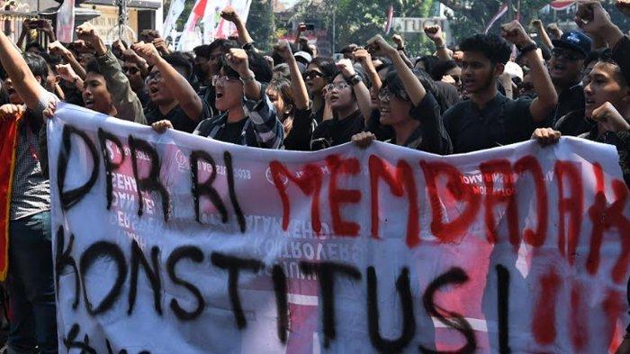Ratusan mahasiswa Malang tolak revisi UU Pilkada di depan Gedung DPRD Kota Malang, Jawa Timur, Kamis (22/8/2024). Mereka menganggap revisi UU Pilkada sebagai ancaman terhadap demokrasi. Demo tersebut juga bagian dari gerakan 'peringatan darurat Indonesia' yang viral di media sosial setelah DPR bermanuver mengabaikan putusan MK.