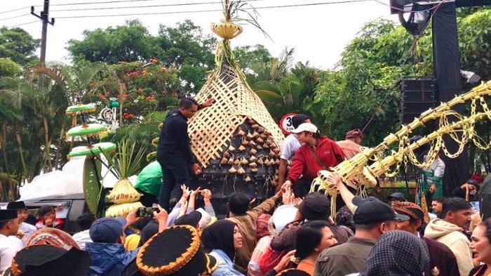 GREBEK SYAWAL BATU : Ribuan masyarakat Kota Batu tumpah ruah di Alun-alun Kota Batu untuk berebut ketupat dalam Grebeg Ketupat Syawal 1446 Hijriah, Jumat (11/4/2025).