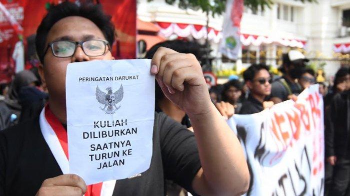 Ratusan mahasiswa Malang tolak revisi UU Pilkada di depan Gedung DPRD Kota Malang, Jawa Timur, Kamis (22/8/2024). Mereka menganggap revisi UU Pilkada sebagai ancaman terhadap demokrasi. Demo tersebut juga bagian dari gerakan 'peringatan darurat Indonesia' yang viral di media sosial setelah DPR bermanuver mengabaikan putusan Mahkamah Konstitusi.