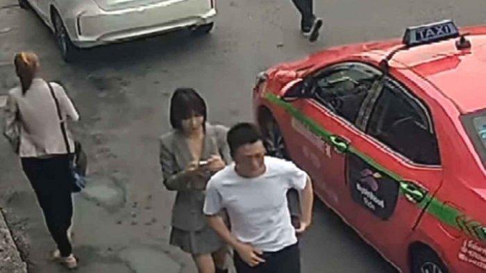 Gambar dari kamera keamanan menunjukkan TikToker China Yan Ruimin sedang memeriksa ponselnya saat berjalan di sepanjang jalan di Bangkok pada tanggal 1 Juli.
