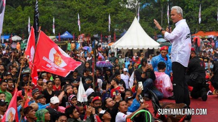 Calon Presiden Ganjar Pranowo berorasi saat menghadiri Hajatan Rakyat 1000 Bantengan di lapangan GOR Ken Arok, Kota Malang, Jawa Timur, Selasa (30/1/2024). Ganjar Pranowo mengajak ribuan seniman bantengan memenangkan Ganjar - Mahfud pada pemilu 2024.