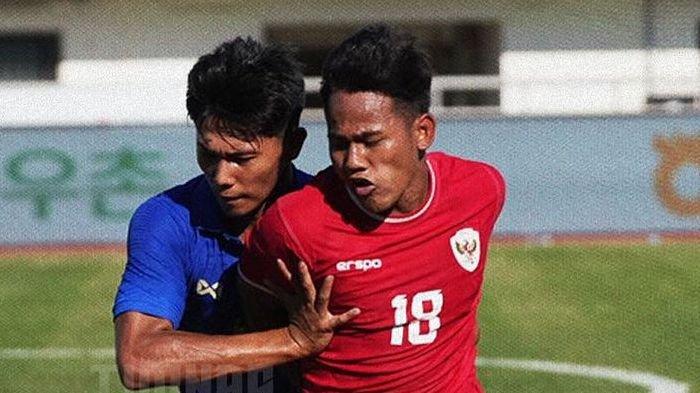 Gelandang Timnas Indonesia U-20, Toni Firmansyah (kanan) saat melawan Timnas Thailand U-20 dalam turnamen Seoul Earth On Us Cup 2024 di Stadion Mokdong Stadium, Seoul, Jumat (30/8/2024). Indonesia kalah 0-2.