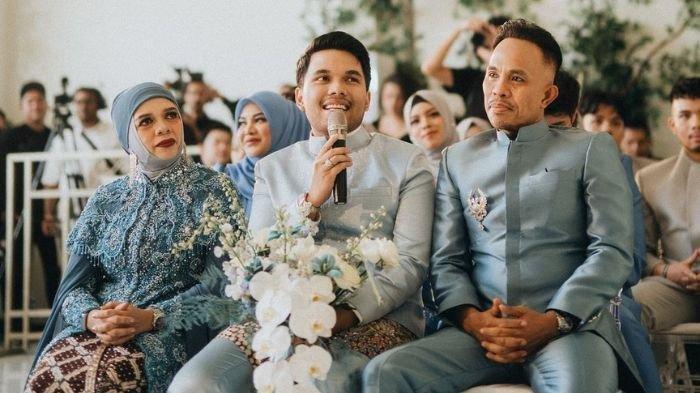 Geni Faruk (pojok kiri) di acara lamaran Thariq Halilintar dan Aaliyah Massaid