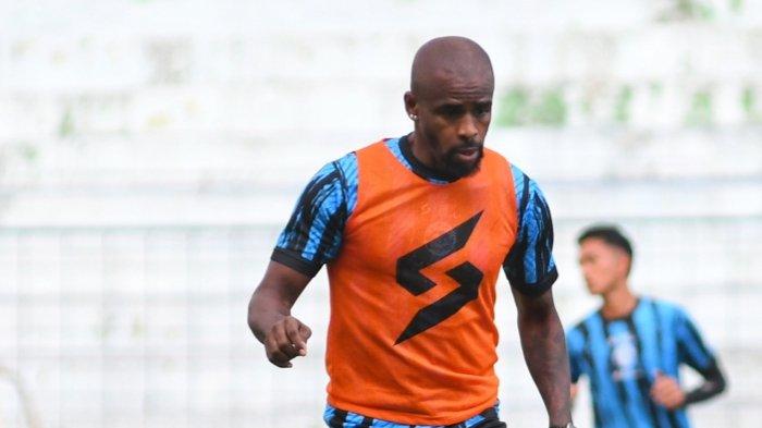 Greg Nwokolo saat berlatih bersama Arema FC di Liga 1 2023.