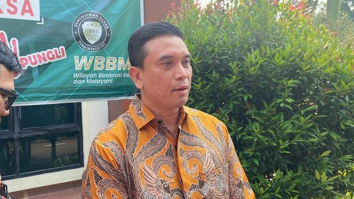 Novio Manurung, pengacara Andre Taulany saat Grid.ID temui di Pengadilan Agama Tigaraksa, Tangerang, Kamis (8/8/2024).
 
