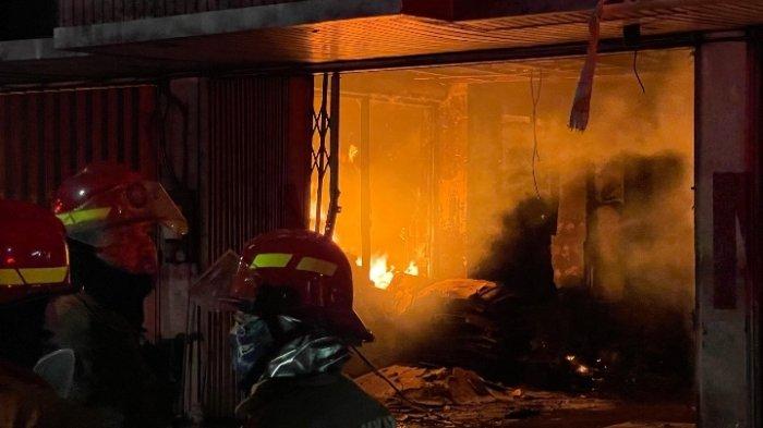 KEBAKARAN - Gudang Karoseri di Jalan Gatot Subroto, Kota Malang, kebakaran pada Rabu (23/4/2025) malam.