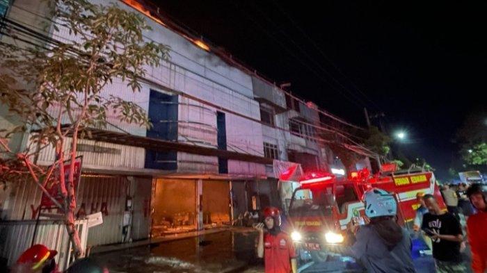 KEBAKARAN - Gudang Karoseri di Jalan Gatot Subroto, Kota Malang, kebakaran pada Rabu (23/4/2025) malam.