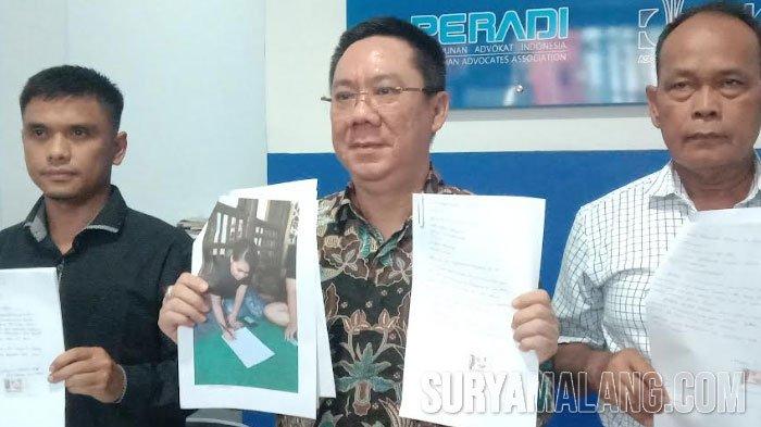 Gunadi Handoko (memakai baju batik), kuasa hukum Balai Latihan Kerja Luar Negeri (BLK-LN) PT Citra Karya Sejati (CKS), di Jalan Rajasa, Kecamatan Kedungkandang, Kota Malang, saat menunjukkan surat pernyataan pengunduran diri yang dibuat oleh calon PMI yang kabur, Kamis (22/2/2024). 