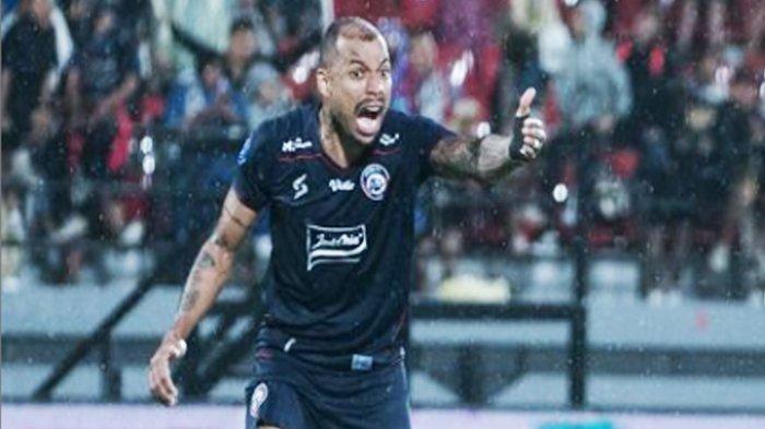 Striker Arema FC Gustavo Almeida yang langsung cetak hattrick di debutnya belum mampu membantu Arema FC meraih kemenangan, hingga tim SIngo Edan kini masuk zona degradasai karena belum pernah meraih kemenangan di laga yang dilalui