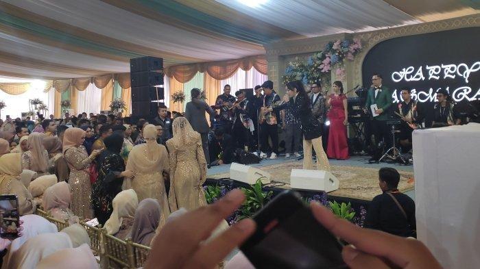 Happy Asmara menghibur di acara resepsi anak Haji Ciut Crazy Rich Kalsel