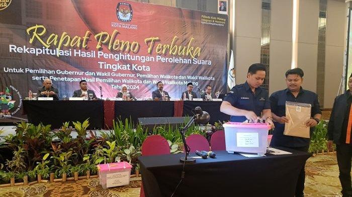 Komisi Pemilihan Umum Kota Malang melakukan Rapat Pleno Terbuka Rekapitulasi Hasil Penghitungan Perolehan Suara Tingkat Kota, Selasa (3/12/2024). Hasil Akhir Real Count Pilwali Kota Malang: Wahyu Hidayat-Ali Menang Telak di Semua Kecamatan.