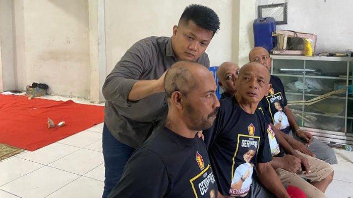 Hasil Hitung Cepat Unggul, Pendukung Prabowo-Gibran Tunaikan Nazar Cukur Gundul