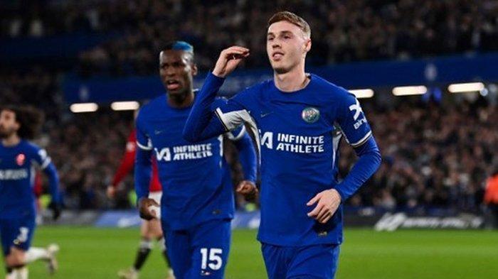 Gelandang Chelsea, Cole Palmer, berselebrasi seusai mengemas gol dalam lanjutan Liga Inggris 2023-2024 antara Chelsea vs Man United di Stadion Stamford Bridge pada 4 April 2024. Hasil dan Prediksi Skor Chelsea vs Aston Villa & Liverpool vs Man City, The Blues Geser Arsenal?