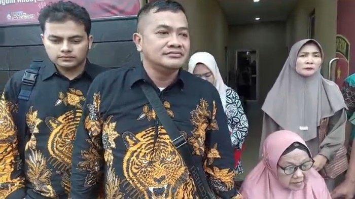 Hj Kannut (kerudung pink) terpaksa mendatangi Polda Sumsel dengan kondisi sakit di kursi roda