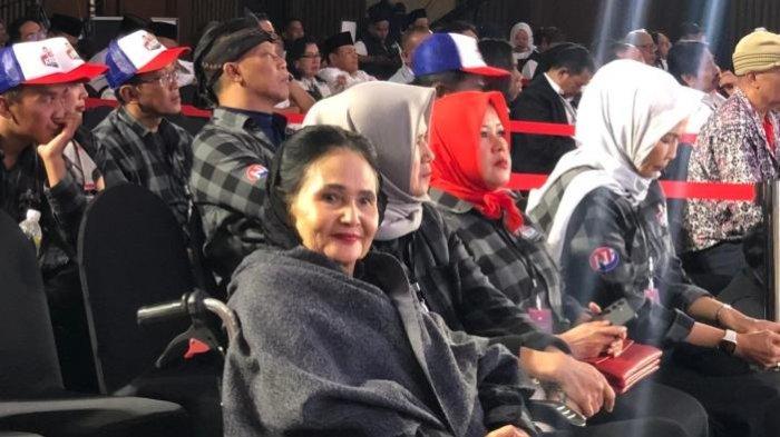 Ibu Kris Dayanti, Rachma Widadiningsih, saat menemani putrinya debat pertama Pilwali Kota Batu 2024, Senin (21/10/2024).