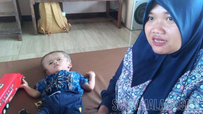 Ibunda Elvano Yulie Fatmawati Azizah, bayi penderita Hidrosefalus asal Dusun Pohjenggel, Desa Katikan, Kecamatan Kedunggalar, Kabupaten Ngawi, Minggu (3/12/2023).
