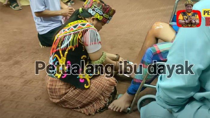 Ida Dayak saat mengobati pasien