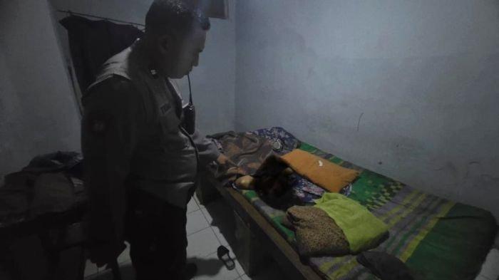 DUGAAN PEMBUNUHAN - Polisi saat melakukan olah TKP dugaan pembunuhan yang terjadi di Losmen Windu Kentjono Kota Malang, Senin (16/6/2025). Terlihat, jenazah korban (diblur) berada di atas kasur. Identitas Wanita Korban Pembunuhan di Losmen Windu Kentjono Kota Malang, Warga Sutojayan Pakisaji.