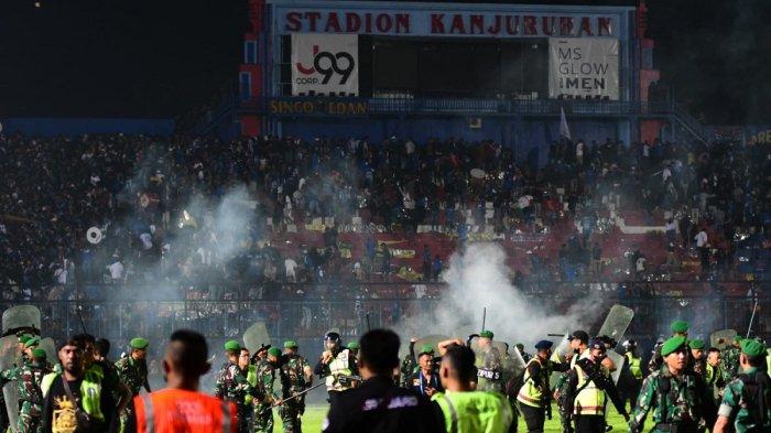 Ilustrasi- Suasana saat Tragedi Kanjuruhan setelah laga Arema vs Persebaya, Sabtu (1/10/2022)