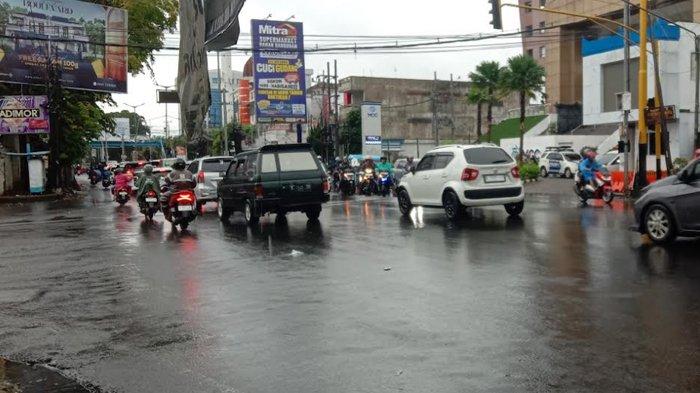 Simpang MCC yang merupakan salah satu titik rawan kepadatan arus lalu lintas di Kota Malang, Minggu (22/12/2024). Imbauan Polresta Malang Kota Hindari Tiga  Titik Rawan Macet Saat Libur Nataru 2025 di Kota Malang