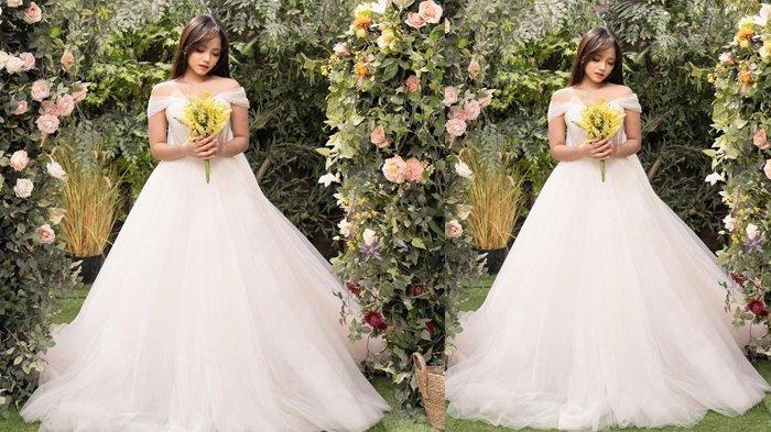 Detail gaun serba putih yang dikenakan Fuji saat pemotretan.
 