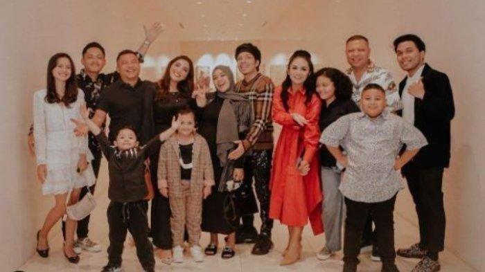 Keluarga Besar Anang Hermansyah dan Raul Lemos.
 