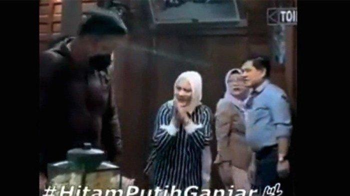 Iriana Jokowi mengenakan kemeja garis hitam putih saat berkunjung ke warung makan